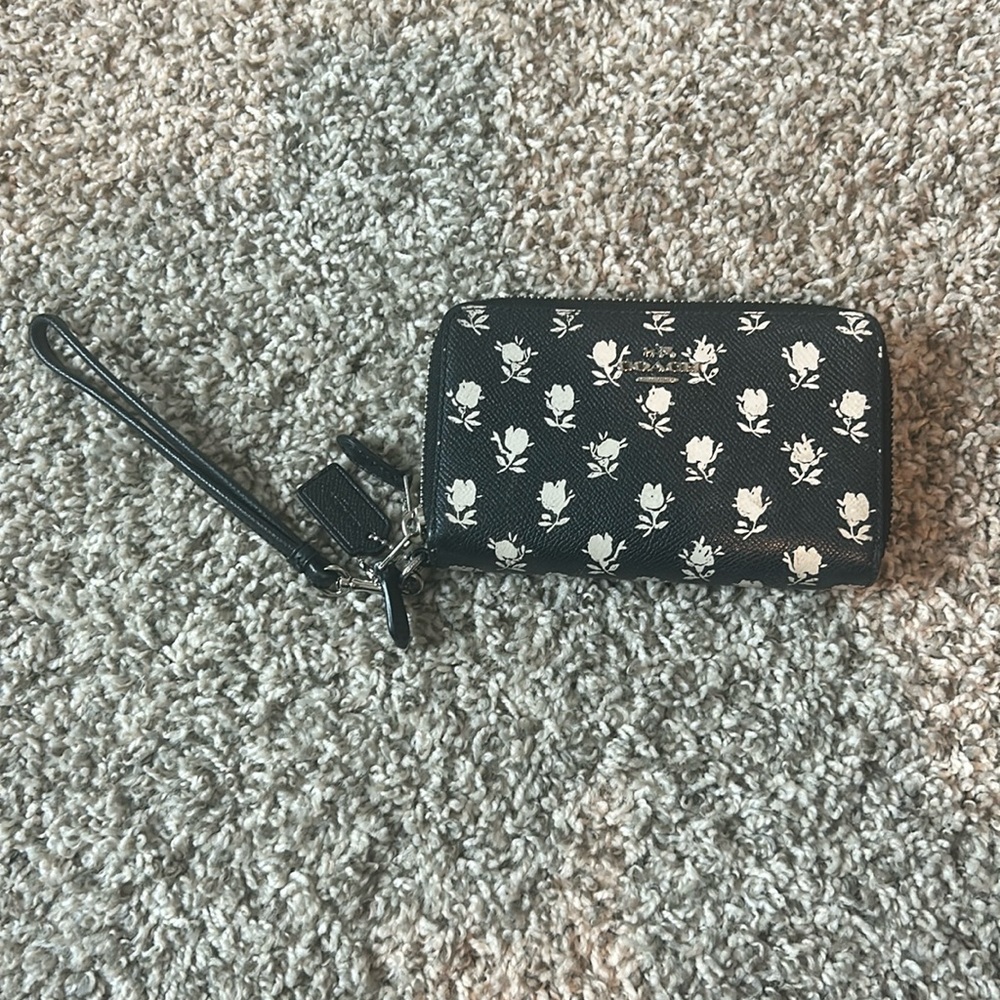 Coach wristlet wallet